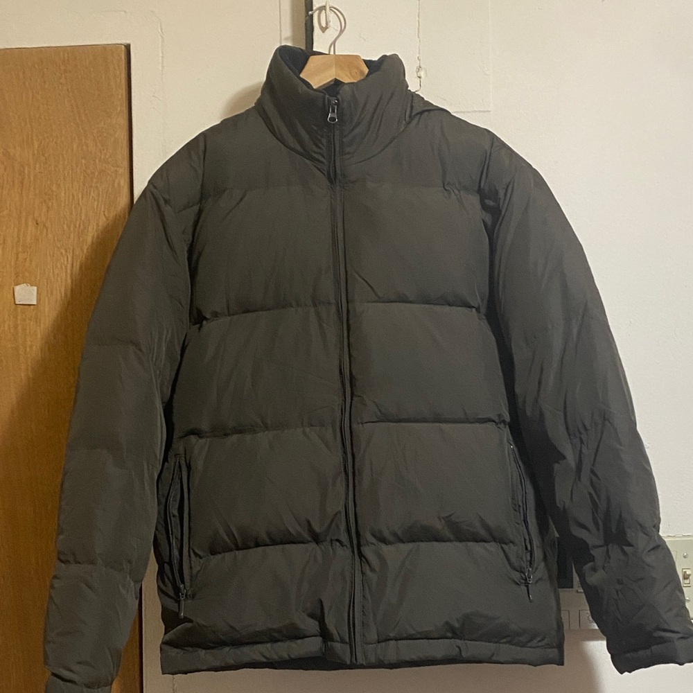 Men's olive dark color Puffer Jacket good condition, Open to offers!